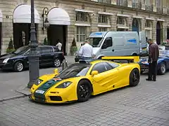 McLaren F1 GTR '95 châssis #06R (3e au Mans en 1995) à Paris en 2005.