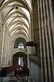 Intérieur de la cathédrale avec la chaire