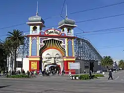 L'entrée du parc, les montagnes russes passent en hauteur.
