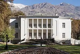 Vue du Palais Blanc de l'extérieur avec le mont Tochal au fond.