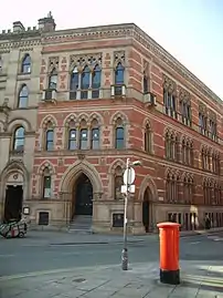 Memorial Hall (en) à Manchester en Angleterre (1866).