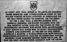 Plaque commémorative dédiée à Sikorski située à l'extrémité des Tunnels du Grand Siège (en) à Gibraltar