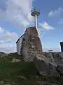 Le menhir de Men ar Groaz, à l'entrée du port de Lesconil. L'îlot sur lequel il se trouvait est à présent relié au continent
