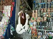 Objets vendus dans l'un des commerces.