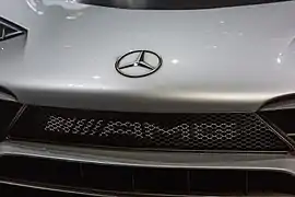 Calandre et étoile Mercedes peinte.