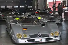 Photo de l'avant d'un prototype d'endurance gris, dans un garage