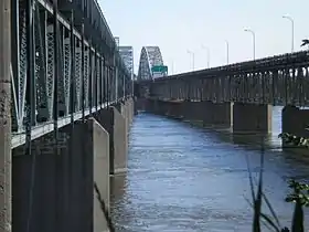 Vue du Pont Honoré-Mercier depuis LaSalle.
