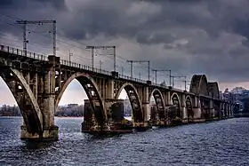 Le viaduc Merefa-Chersonèse franchit ici le Dniepr sur 1 250 m.