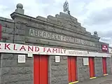 L'entrée en granit de la tribune Merkland.