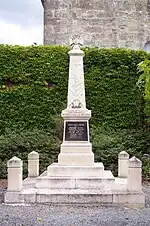 Le monument aux morts devant l'église (août&nbsp;2011)