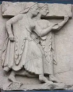 Deux jeunes filles qui dansent. Métope, grès H. 80&nbsp;cm. Héraion du Sele . Second temple, v. 500. MNArch Paestum