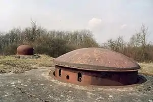 Tourelle de 75 mm modèle 1933 (bloc 8 de l'ouvrage de Métrich) : quatre mètres de diamètre avec une partie mobile de 130&nbsp;tonnes.