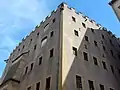 Façade sud-ouest ; haut du contrefort du XVIe&nbsp;siècle en bas à gauche.
