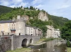 Le Béthuzon (à gauche) conflue avec la Jonte (venant d'en bas).