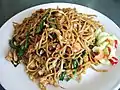 Mie goreng avec du poulet et des crevettes à Jakarta.