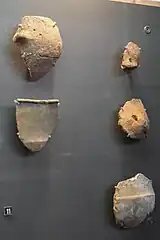 Tessons, Néolithique moyen. Tumulus A dolmen II. Ensemble de céramiques type Chasséen atlantique.