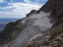 Flan de montagne présentant un pan enneigé