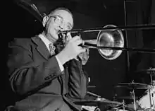 Miffe Mole jouant du trombone