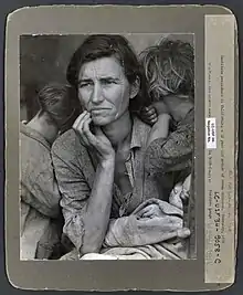 Photographie originale avant retouches (graminée dans les cheveux et pouce sur le piquet de tente).Faites défiler pour voir une version colorisée.