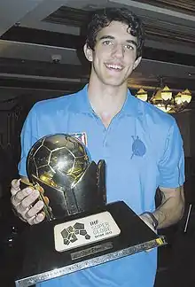 Miguel Sánchez en 2012 posant avec le trophée SuperGlobe