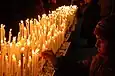 Un enfant déposant un cierge à la cathédrale de Milan en Italie.