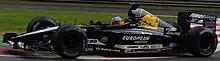 Photo du côté gauche d'une monoplace de Formule 1 noire