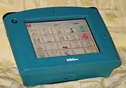 Dispositif électronique d'environ 20 cm de diagonale, avec écran tactile montrant des symboles de communication, mais sans clavier.