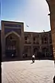Cour intérieure avec un jeune talib