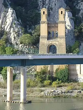 Le pont moderne, une pile de l'ancien pont et la falaise de Canteperdrix.
