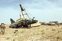 Mirage 2000D no&nbsp;612 accidenté le 24 mai 2011 en Afghanistan, récupéré par un M88 Recovery Vehicle de l'USMC lors d'une opération franco-américano-italienne.