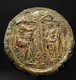 Miroir en bronze doré décoré de Léda et le cygne, art romain, IIe&nbsp;siècle.