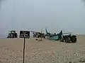 Mise à l'eau d'un bateau à l'aide de deux tracteurs, l'un tirant, l'autre poussant.