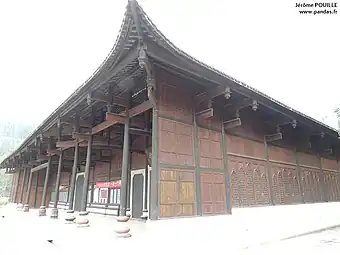 Vue de la face et du côté droit de la mission et de l'église de l'Annonciation de Dengchigou