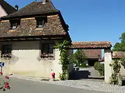 Cour de ferme où se trouve un moulin à huile du XVIIIe siècle qui dans un état de conservation remarquable.