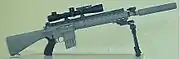 Un SPR (ce n'est pas un Mk 12 Mod 0). Le garde-main PRI est flottant et de diamètre constant. Ce SPR possède un bipied et une crosse fixe.
