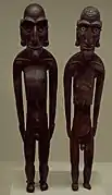 Deux Moaï kava-kava en Sophora toromiro, obsidienne et os d’oiseau, fin XIXe&nbsp;siècle (musée américain d'histoire naturelle).
