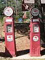 Fabriqués par Tokheim&nbsp;(en), anciens distributeurs « Mobilgas » à Wilton dans le Connecticut aux États-Unis.