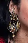 Porter plusieurs boucles par oreille est une pratique courante au XXIe&nbsp;siècle.