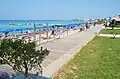 Une rue piétonne en bois à côté de la plage
