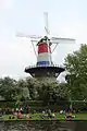 Un moulin décoré pour la fête nationale.