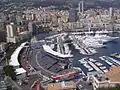 Vue des stands et des tribunes du port.