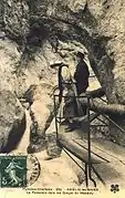 Touristes visitant les gorges du Mondony (XIXe&nbsp;siècle)