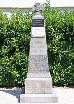Le monument aux morts dans le cimetière près de l'église Saint-Jean (juil.&nbsp;2009).
