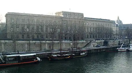 L'hôtel des Monnaies au no 11.