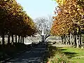 L'esplanade et le monument aux morts