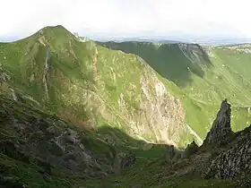 À l'arrière-plan, à droite du puy Redon, et en partie dissimulée par celui-ci, l'Aiguille.