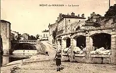 Lavandières au lavoir de la cale de l'abreuvoir, édifié en 1868 à la place d'un ancien abreuvoir permettant aux chevaux et bœufs tirant les galupes de se désaltérer.
