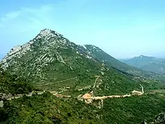 Le Pech de Fraysse, point culminant à l'extrémité sud du mont (917&nbsp;m).