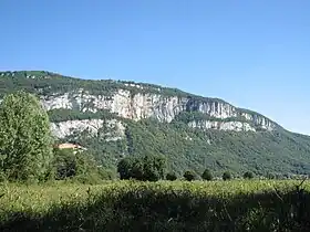 Le mont Tournier, vu de Murs-et-Gélignieux au nord-ouest sur l'autre rive du Rhône.