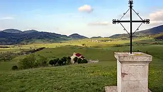 La chapelle et au loin Camurac